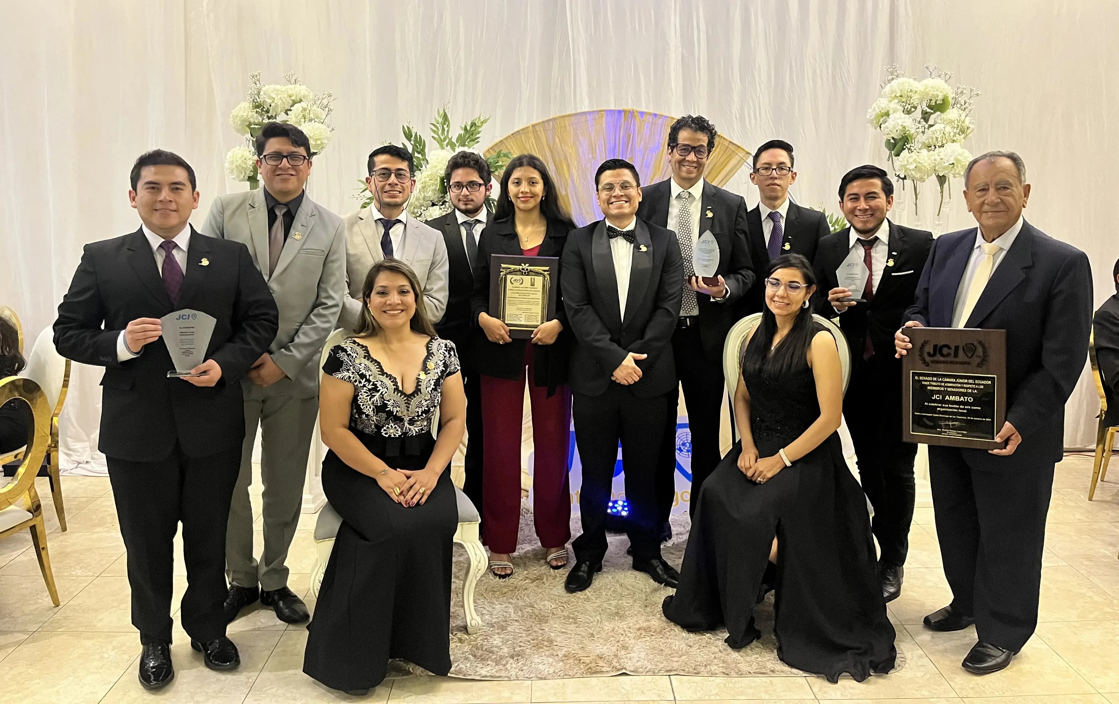 Miembros de JCI Ambato trabajando en equipo